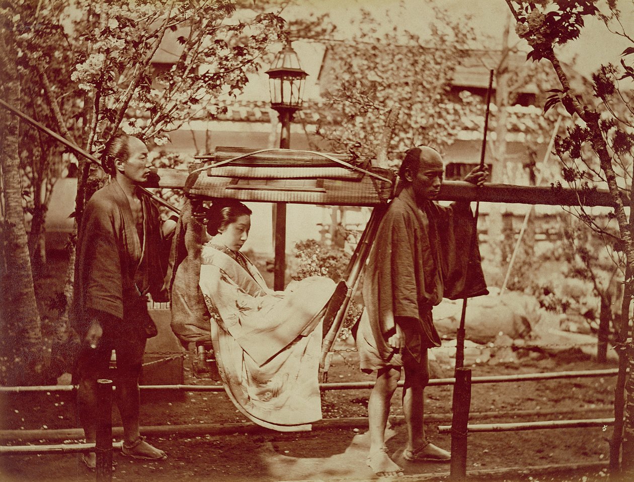 En geisha som bæres i et kull (sepia-bilde) av Japanese Photographer