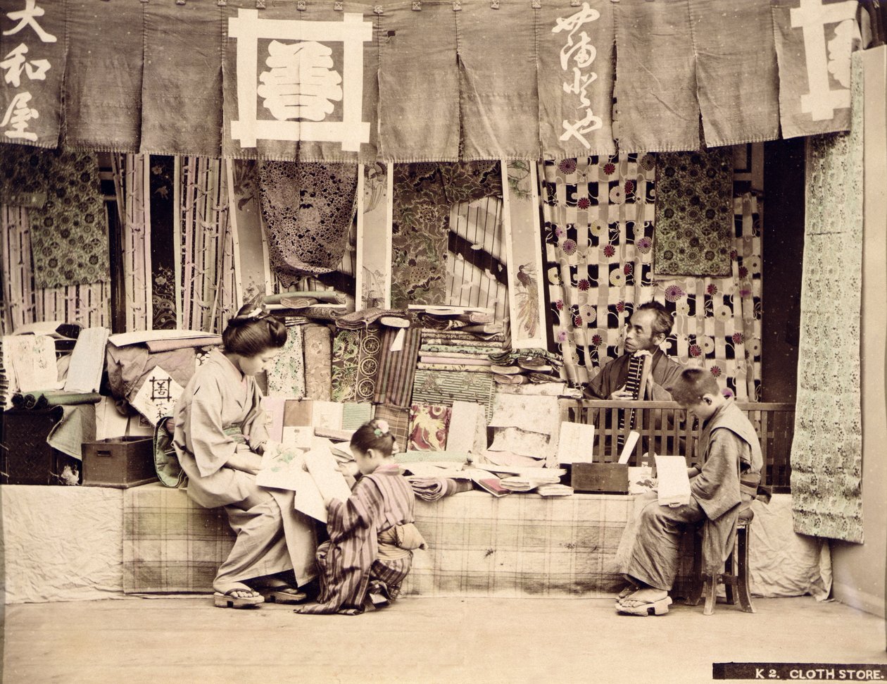 En japansk klesbutikk, ca. 1890 (håndfarget bilde) av Japanese Photographer