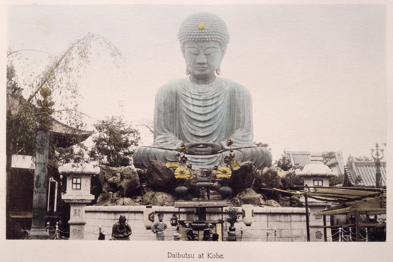 Daibutsu i Kobe, ca. 1880 (håndfarget albumtrykk på kort) av Japanese Photographer