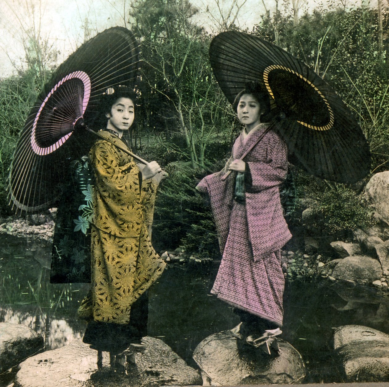 Kledd for en regnværsdag, ca. 1900 (albumfoto) av Japanese Photographer
