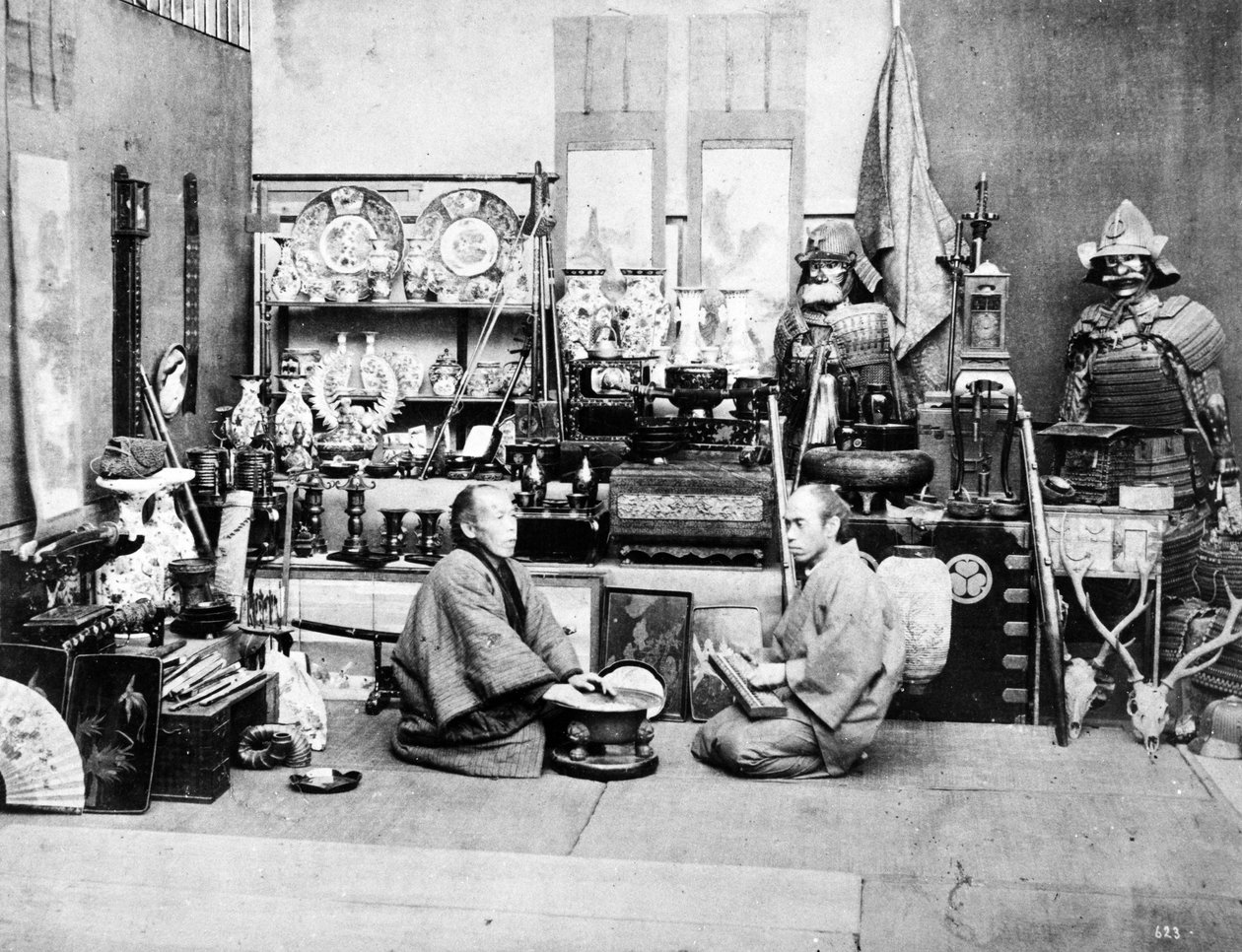 Japanske butikkeiere med en Abacus, ca. 1870-tallet av Japanese Photographer