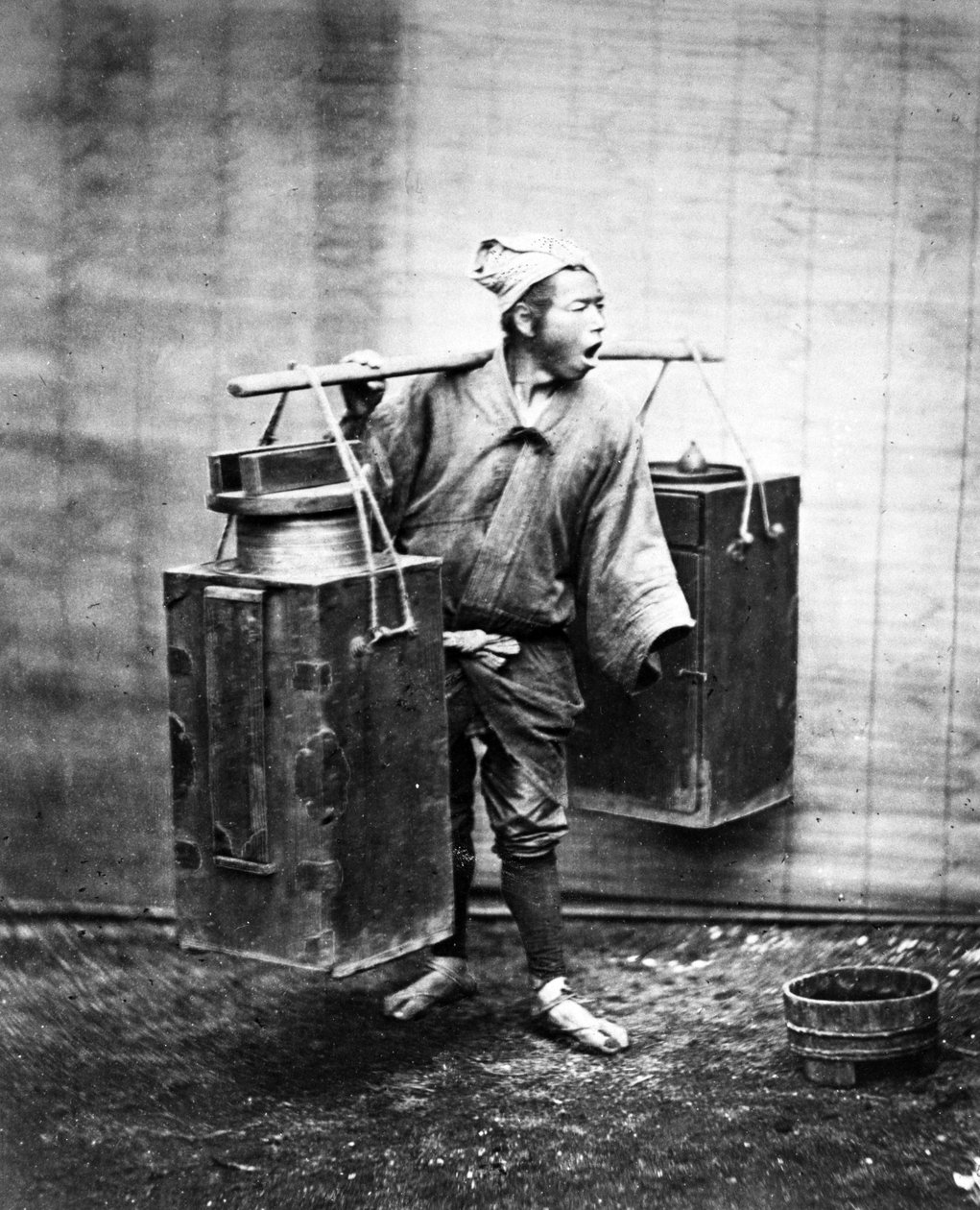 Japansk vannbærer, ca. 1860-80 av Japanese Photographer