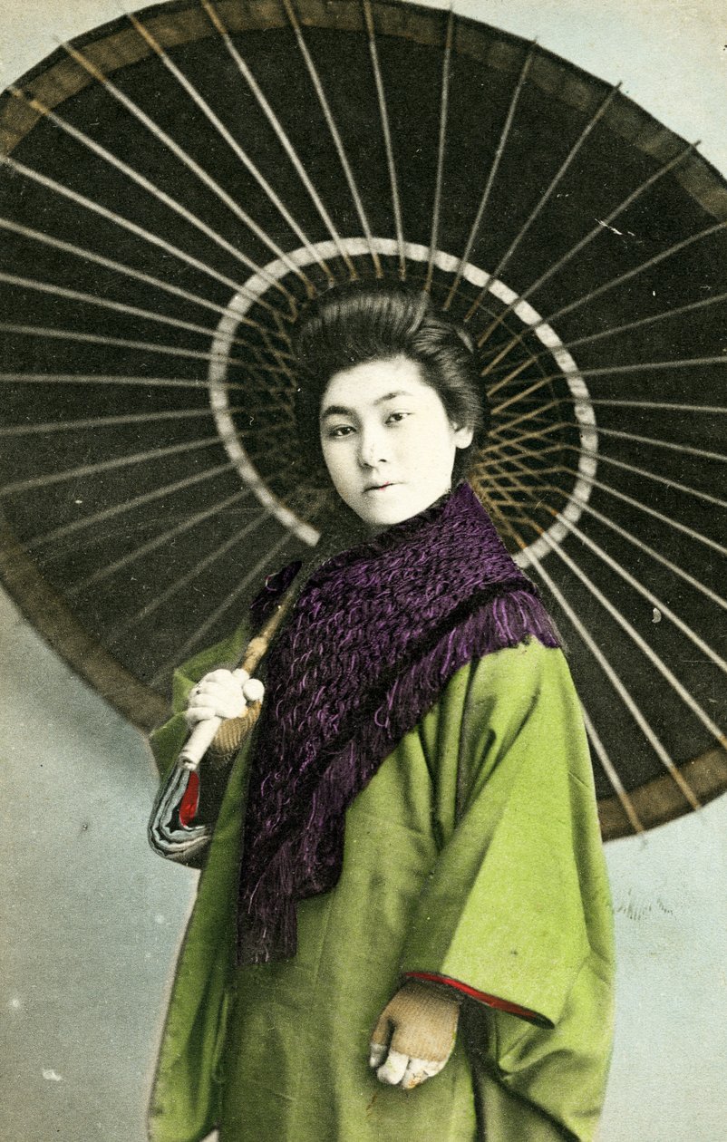Japansk kvinne med parasoll, ca. 1910 (albumfoto) av Japanese Photographer