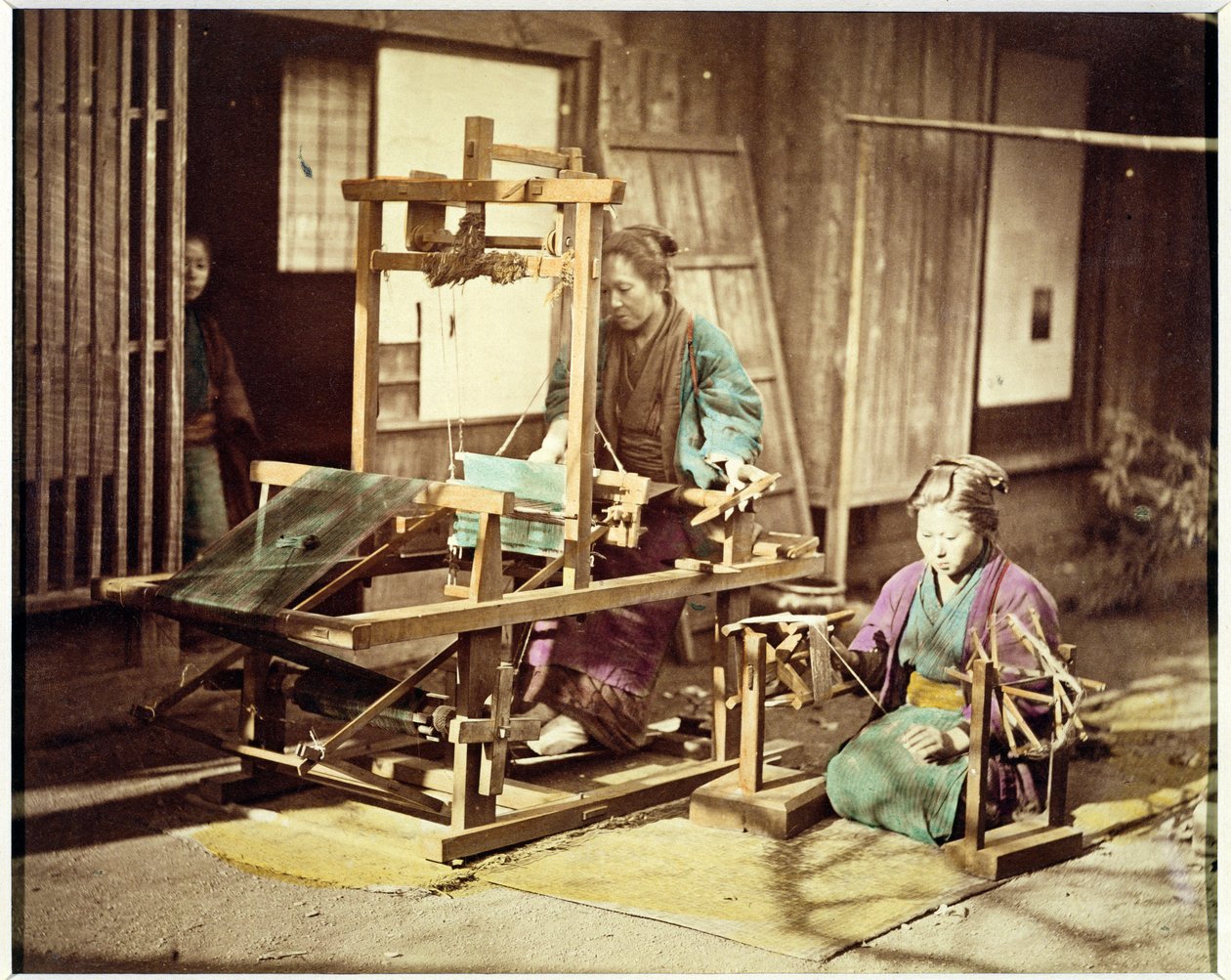 Japanske kvinner som vever, ca. 1890 (håndfarget bilde) av Japanese Photographer