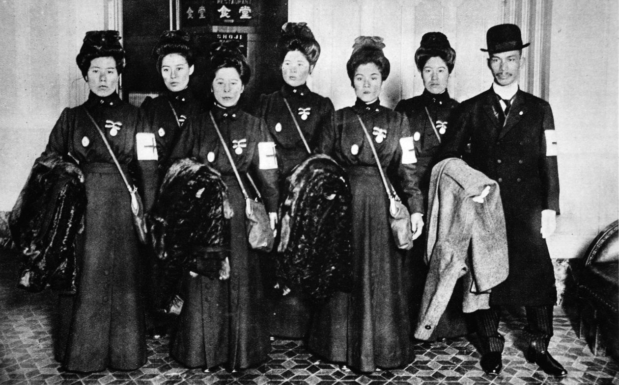 Japansk Røde Kors-arbeid til fordel for hennes allierte: En ekstra medisinsk enhet som starter for Russland, fra The Illustrated War News, 1916 av Japanese Photographer