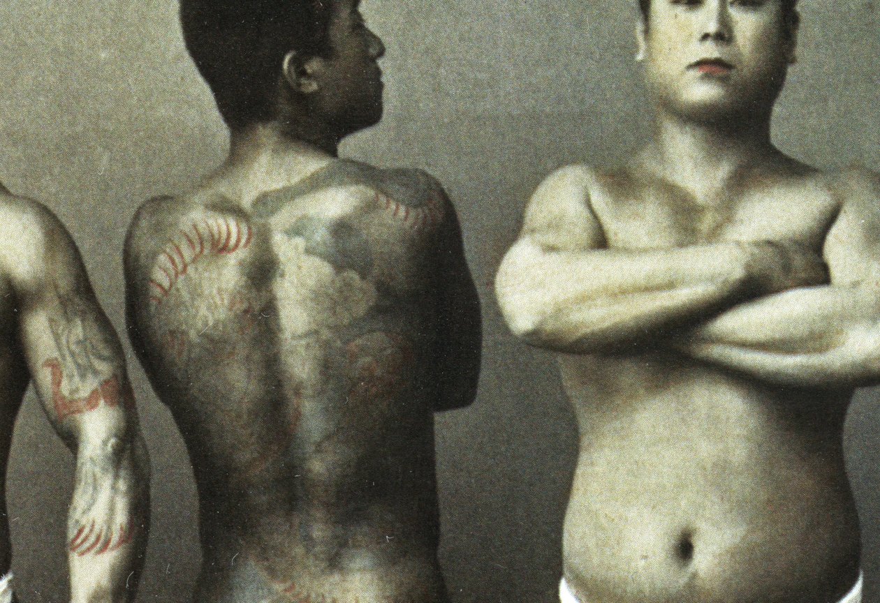 Mann med tradisjonell japansk Irezumi-tatovering, ca. 1880 (håndfarget albumbilde) (detalj av 398092) av Japanese Photographer