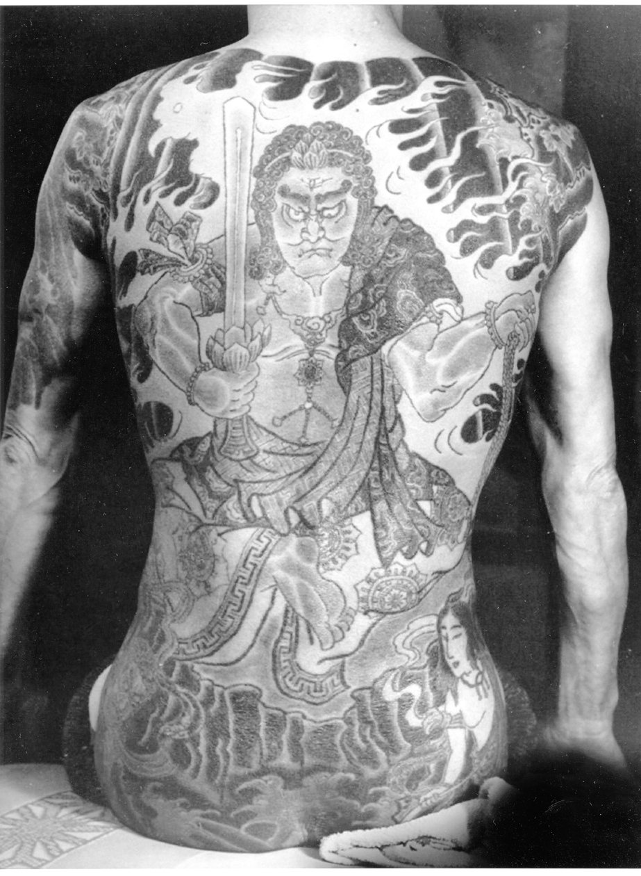 Mann med tradisjonell japansk Irezumi-tatovering, ca. 1910 av Japanese Photographer