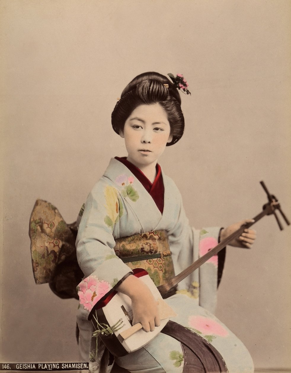 Portrett av en geisha som spiller shamisen, ca. 1890 (farget bilde) av Japanese Photographer