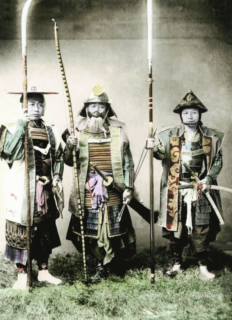 Samurai fra det gamle Japan bevæpnet med lang bue, stangarmer og sverd, 1883 (håndfarget albumbilde) av Japanese Photographer