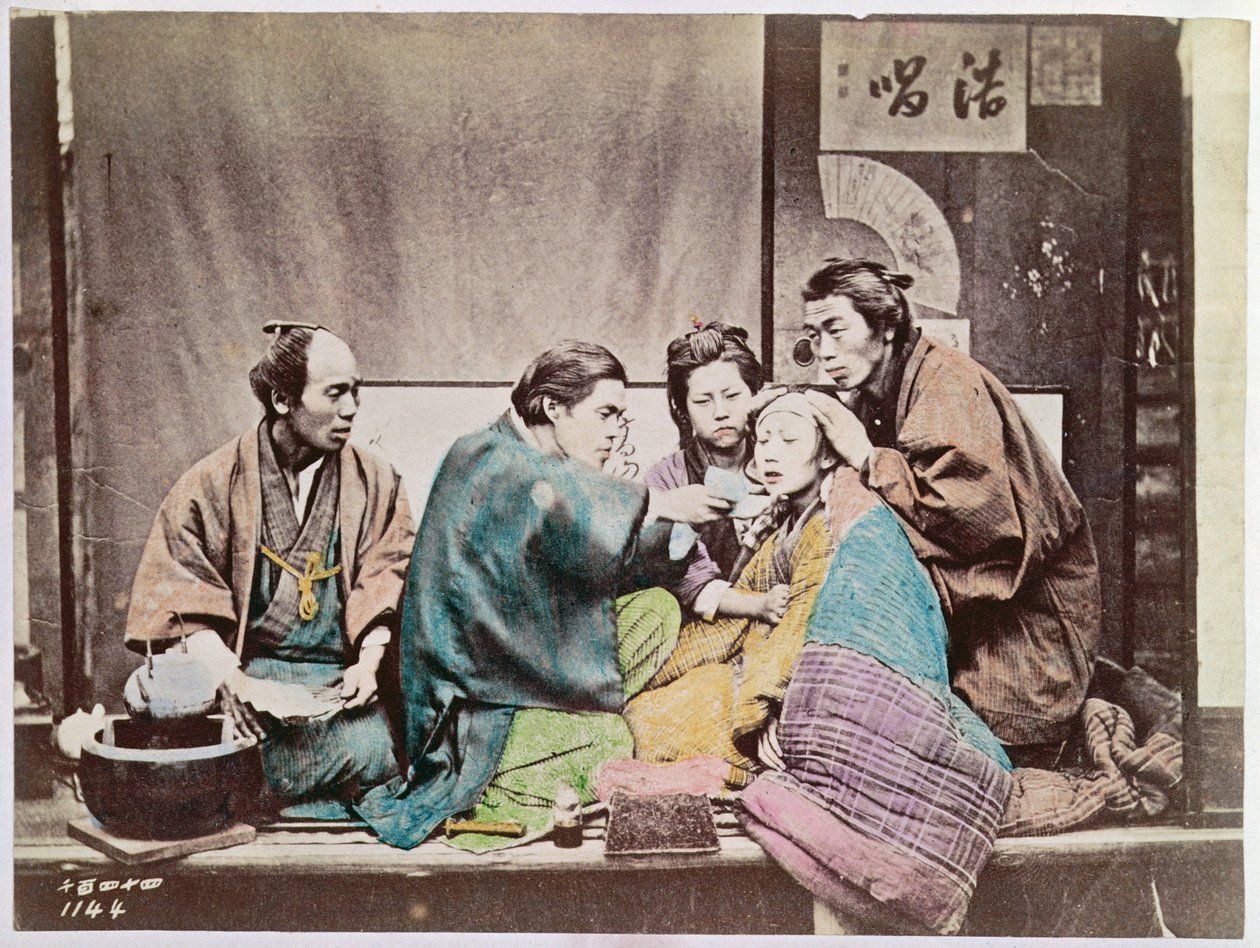 Scene av tradisjonell medisin, ca. 1880 (farget bilde) av Japanese Photographer