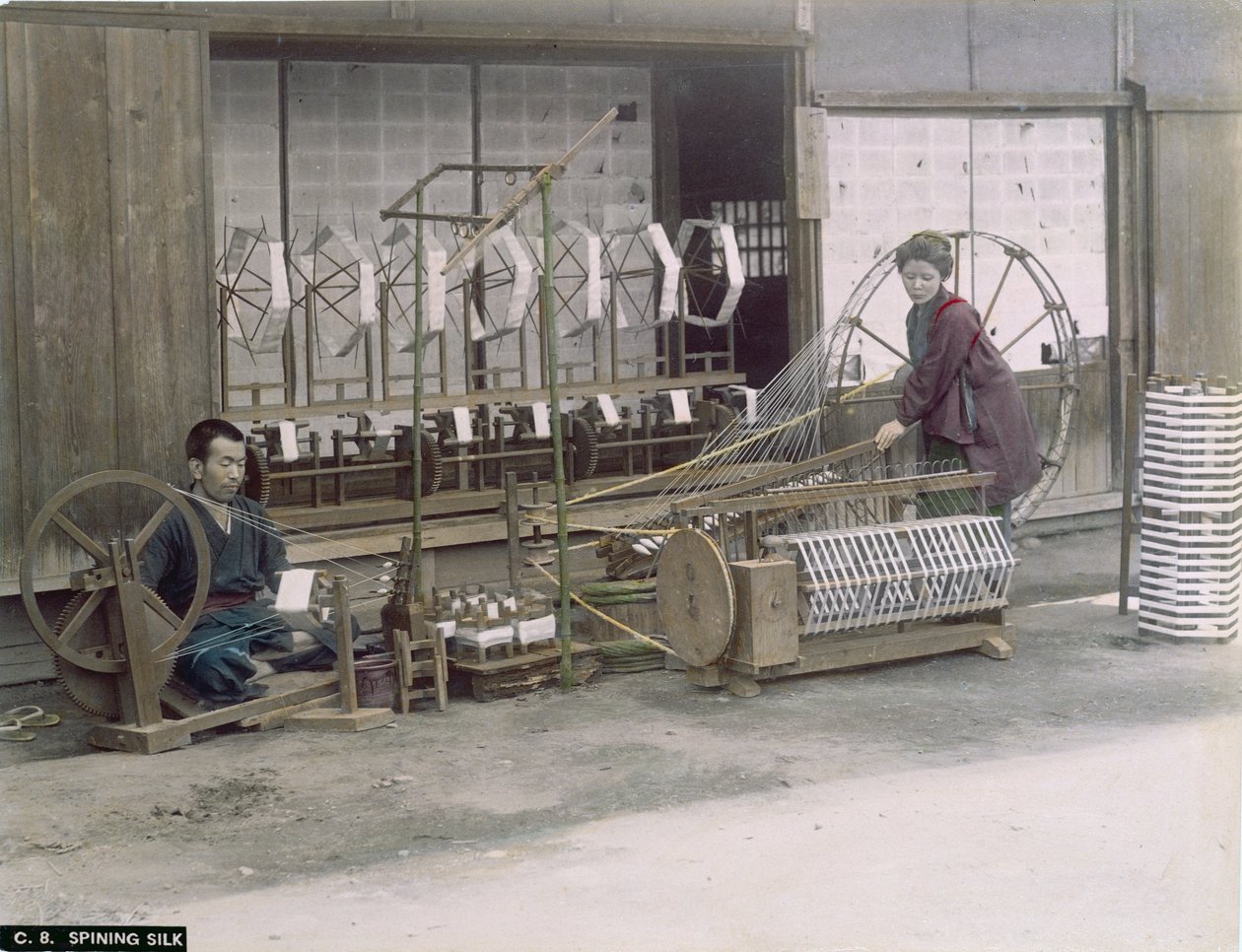 Silkespinning i Japan, ca. 1900 (håndfarget foto) av Japanese Photographer