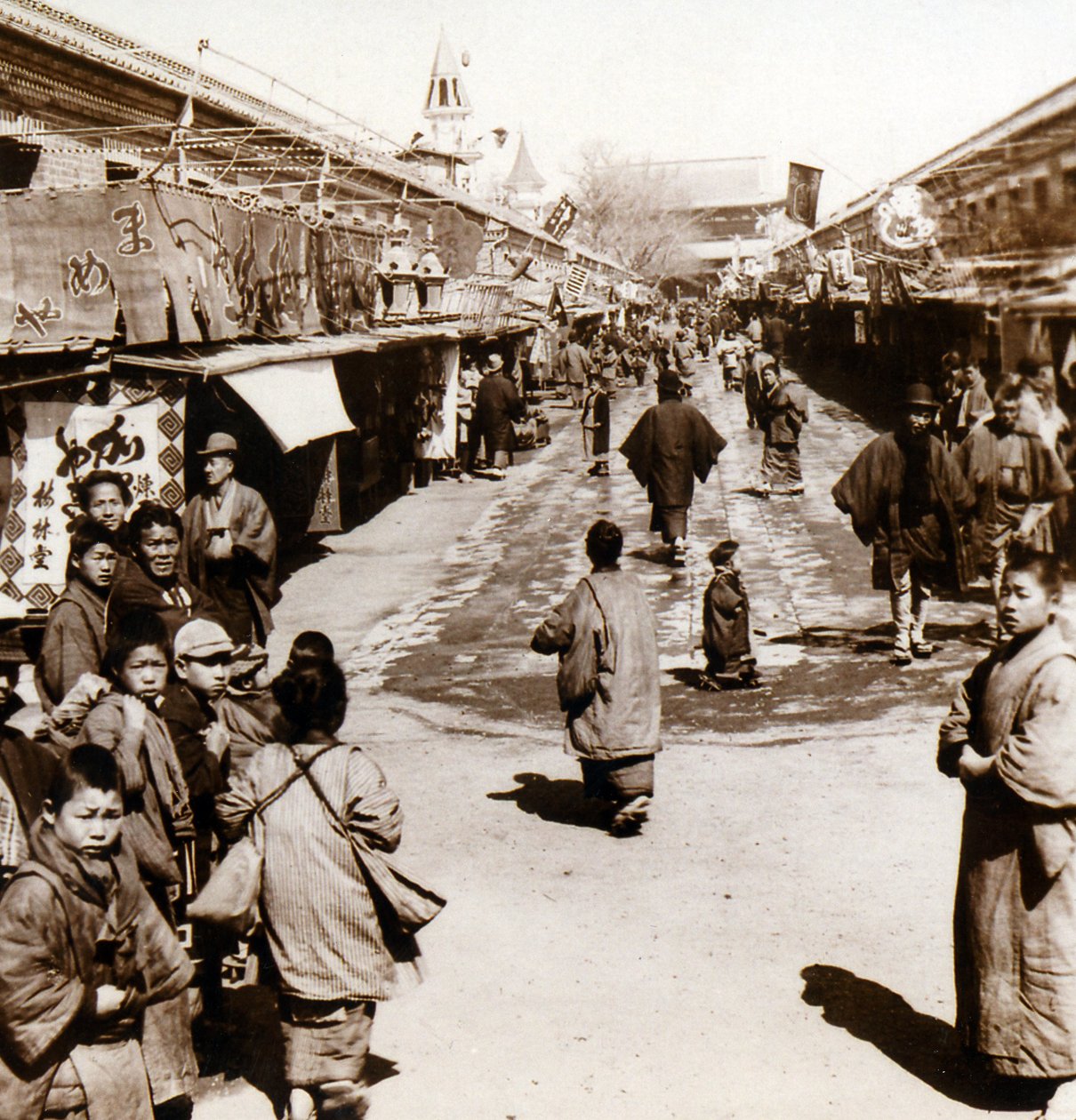 Gatescene i Asakusa-distriktet i Tokyo, Japan, ca. 1900 (albumfoto) av Japanese Photographer