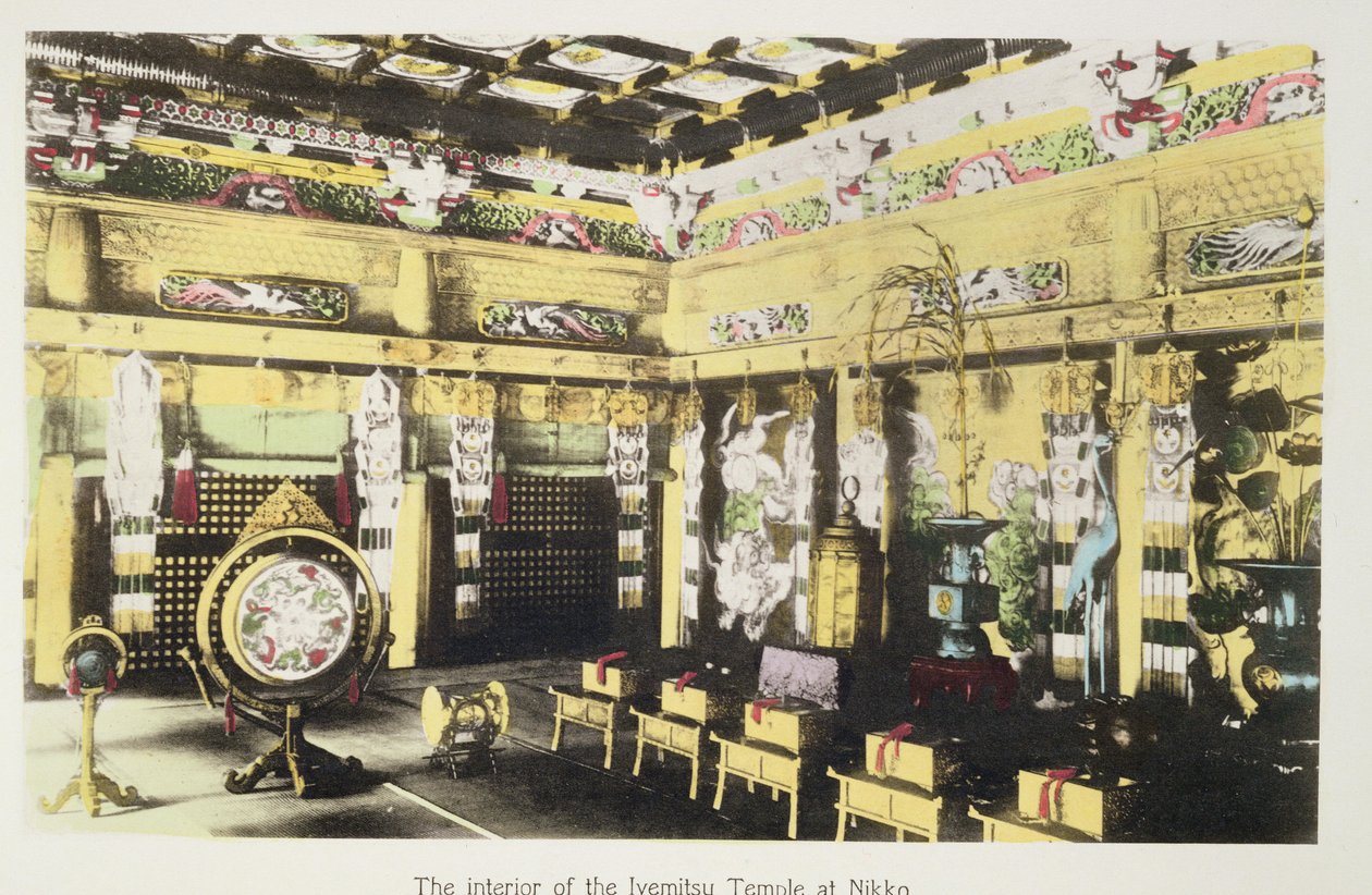 Interiøret i Iyemitsu-tempelet i Nikko, ca. 1880 (håndfarget albumtrykk på kort) av Japanese Photographer
