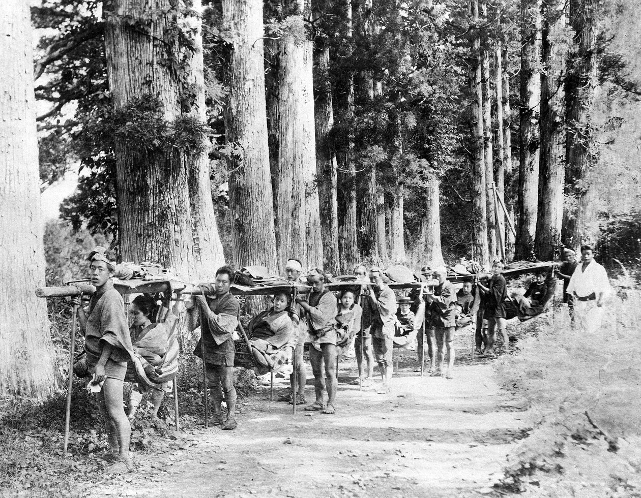 Traveling a Mountain Road av Palanquin, ca. 1870-tallet av Japanese Photographer