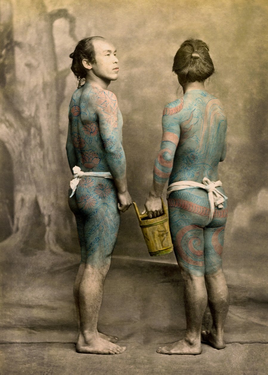 To menn med tradisjonelle japanske Irezumi-tatoveringer, ca. 1880 (håndfarget albumbilde) av Japanese Photographer