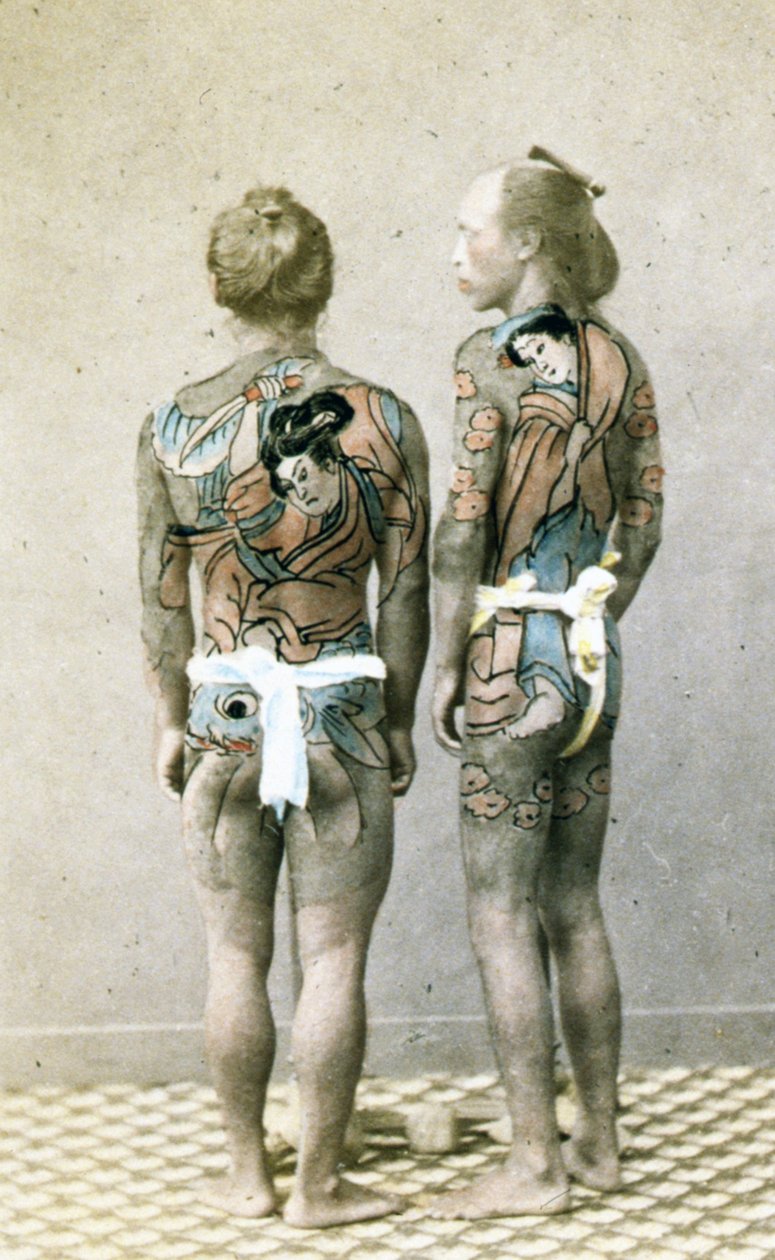 To menn med tradisjonelle japanske Irezumi-tatoveringer, ca. 1880 (håndfarget albumbilde) av Japanese Photographer