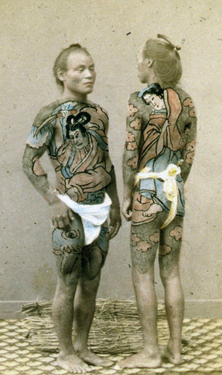 To menn med tradisjonelle japanske Irezumi-tatoveringer, ca. 1880 (håndfarget albumbilde) av Japanese Photographer