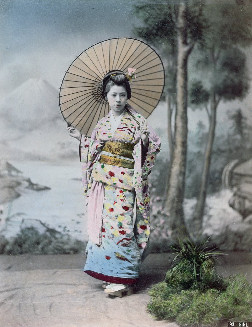 Ung japansk jente i kimono og med parasoll, Fuji-fjellet i bakgrunnen, ca. 1900 (farget bilde) av Japanese Photographer