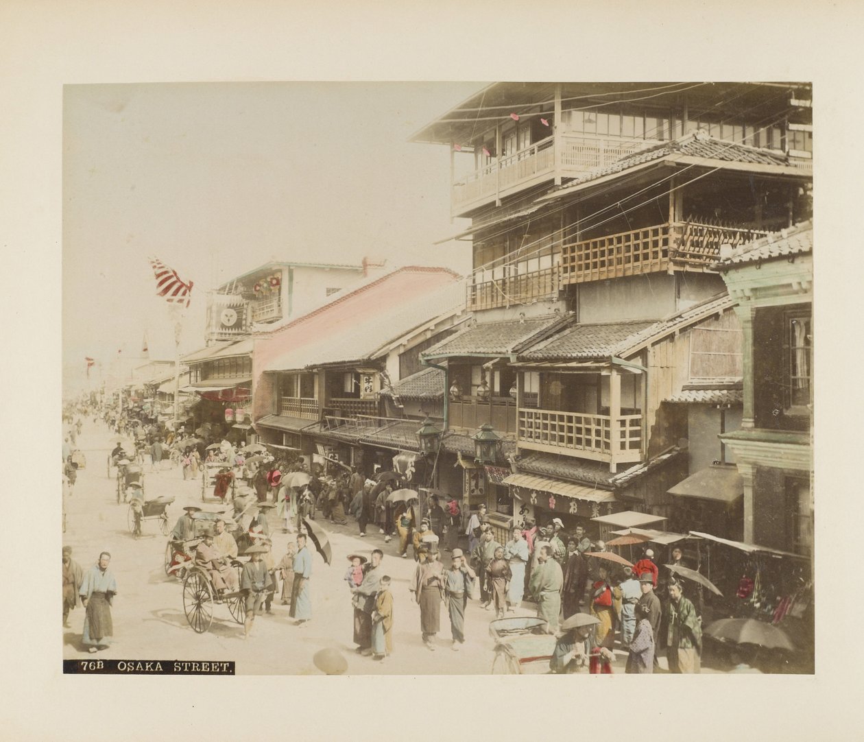 A Street i Osaka, Japan (håndfarget svart/hvitt-bilde) av Japanese Photographer
