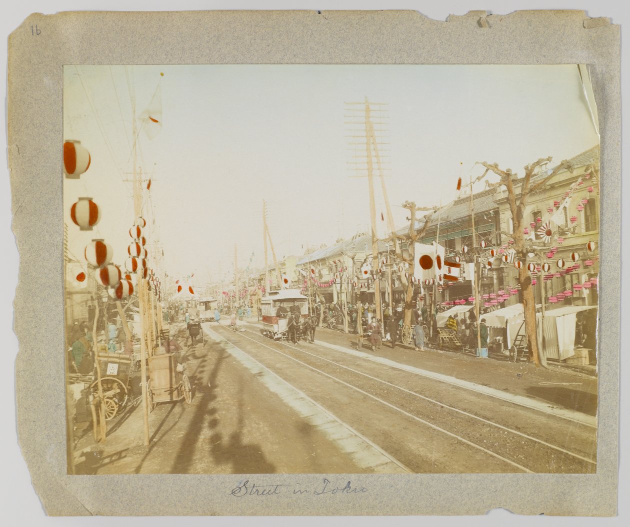 A Street i Tokyo, Japan (håndfarget svart/hvitt-bilde) av Japanese Photographer