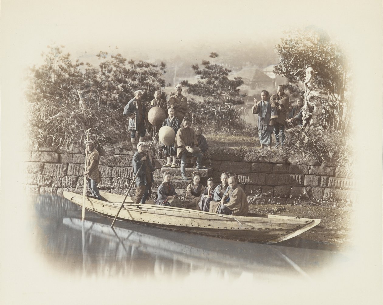 En båt ved elvebredden, Japan (håndfarget s/hv-bilde) av Japanese Photographer