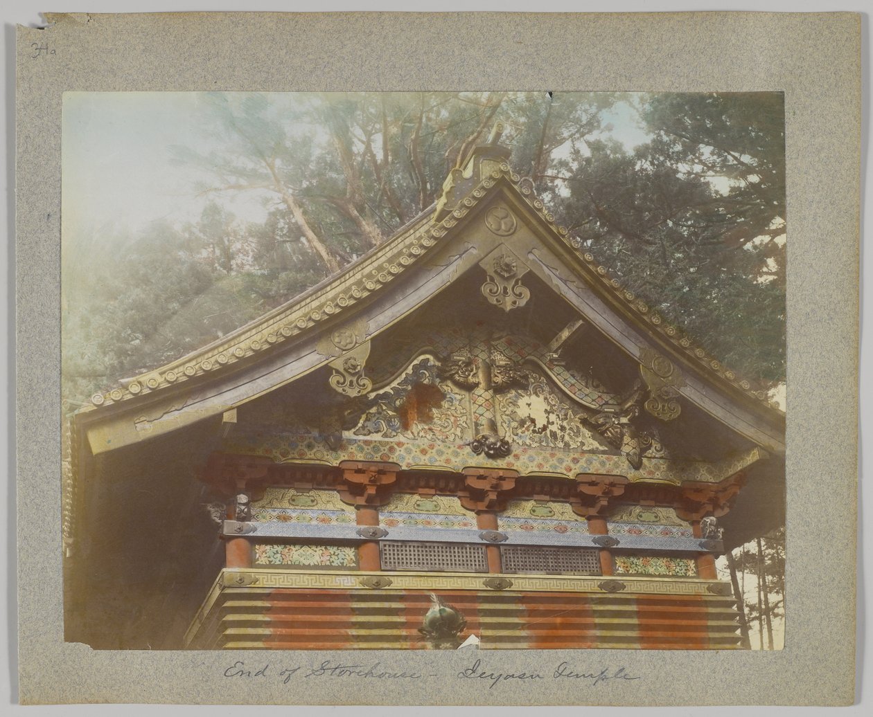 Et lagerhus i Tōshō-gū, Nikko, Japan (håndfarget svart/hvitt-bilde) av Japanese Photographer