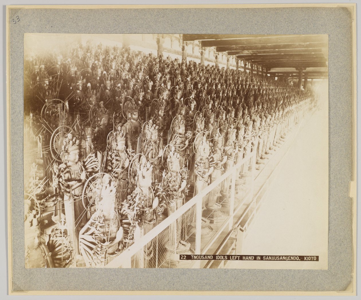 Tusen idoler i Sanjusangendo, Kyoto, Japan (s/hvitt-bilde) av Japanese Photographer