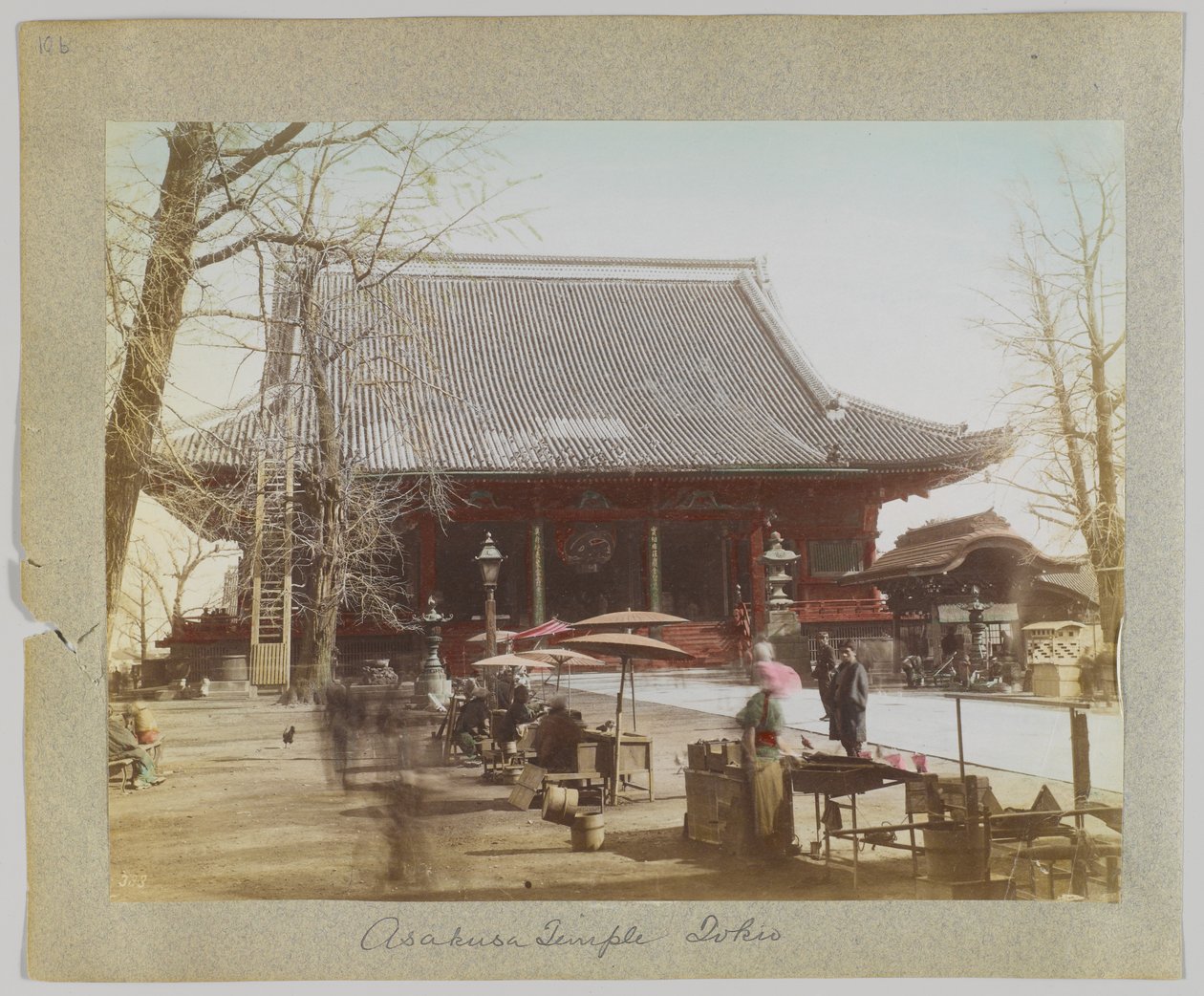 Asakusa-tempelet, Tokyo, Japan (håndfarget svart/hvitt-bilde) av Japanese Photographer