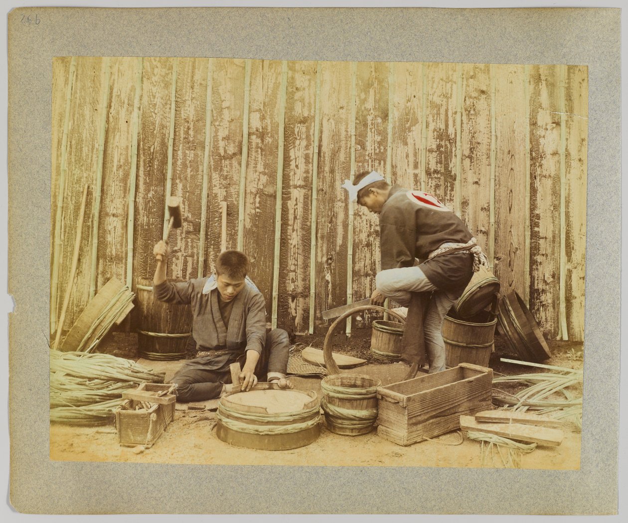 Tønneproduksjon, Japan (håndfarget svart/hvitt-bilde) av Japanese Photographer