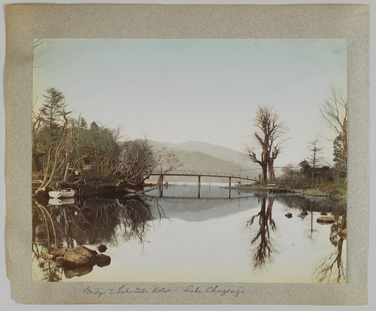 Bro og hotell ved innsjøen, Lake Chuzenji, Nikko, Japan (håndfarget svart/hvitt-bilde) av Japanese Photographer