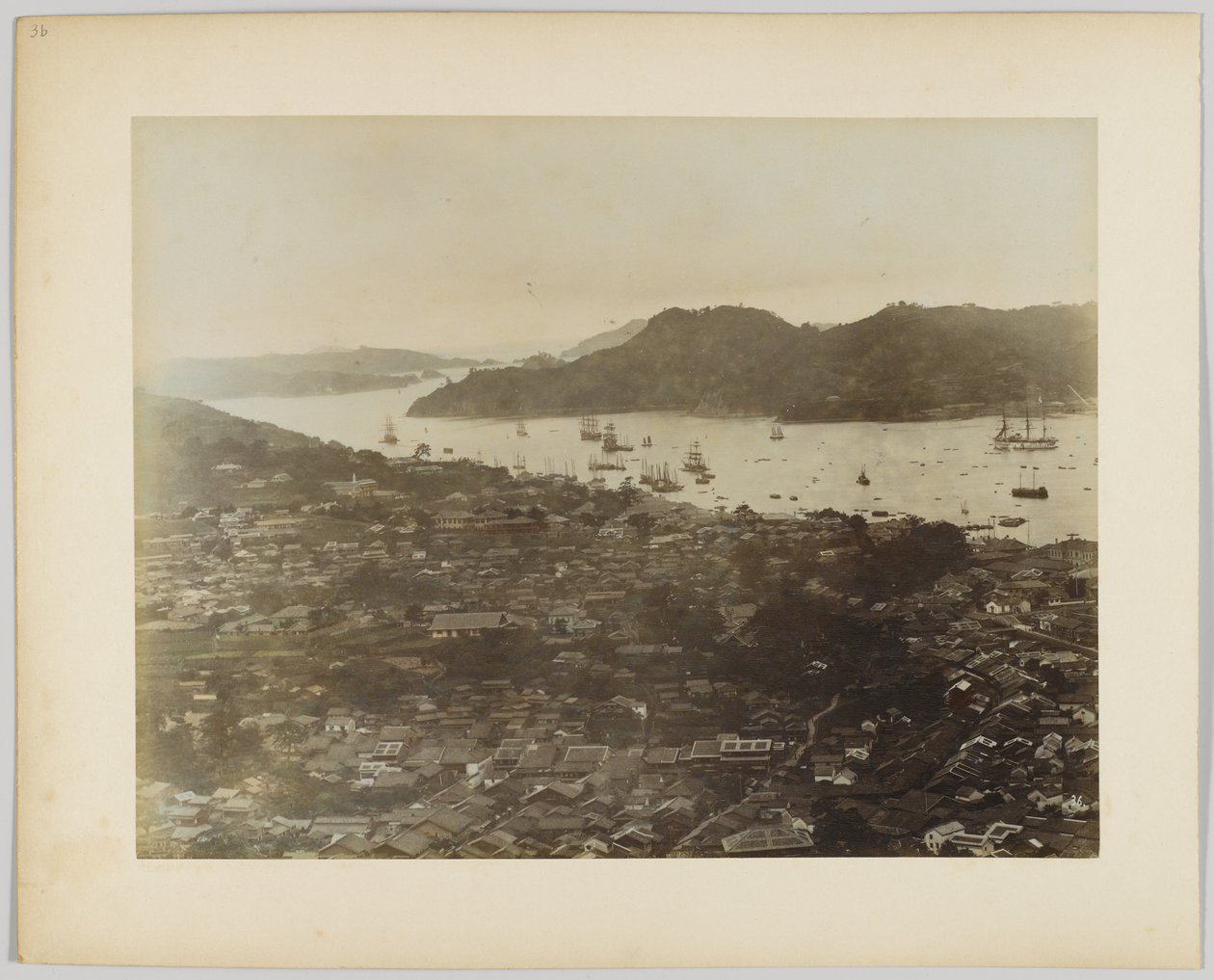 Kystby, Japan (håndfarget svart/hvitt-bilde) av Japanese Photographer