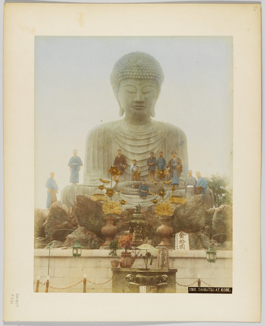Daibutsu i Kobe, Japan (håndfarget svart/hvitt-bilde) av Japanese Photographer