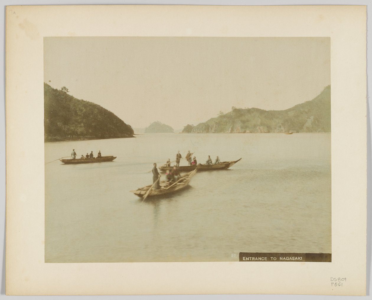 Inngang til Nagasaki, Japan (håndfarget svart/hvitt-bilde) av Japanese Photographer