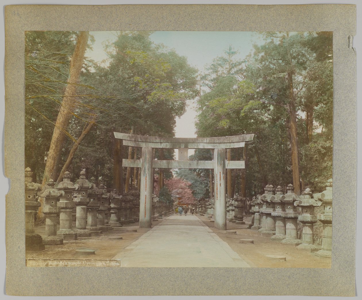 Inngang til et tempel i Uyeno Park, Tokyo, Japan (håndfarget svart/hvitt-bilde) av Japanese Photographer