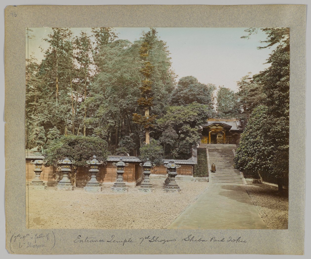 Inngang til Temple of the 7th Shogun, Shiba Park, Tokyo, Japan (håndfarget s/h-bilde) av Japanese Photographer
