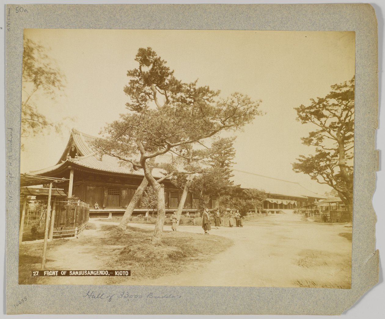 Foran Sanjusangendo, Kyoto, Japan (s/hvitt bilde) av Japanese Photographer
