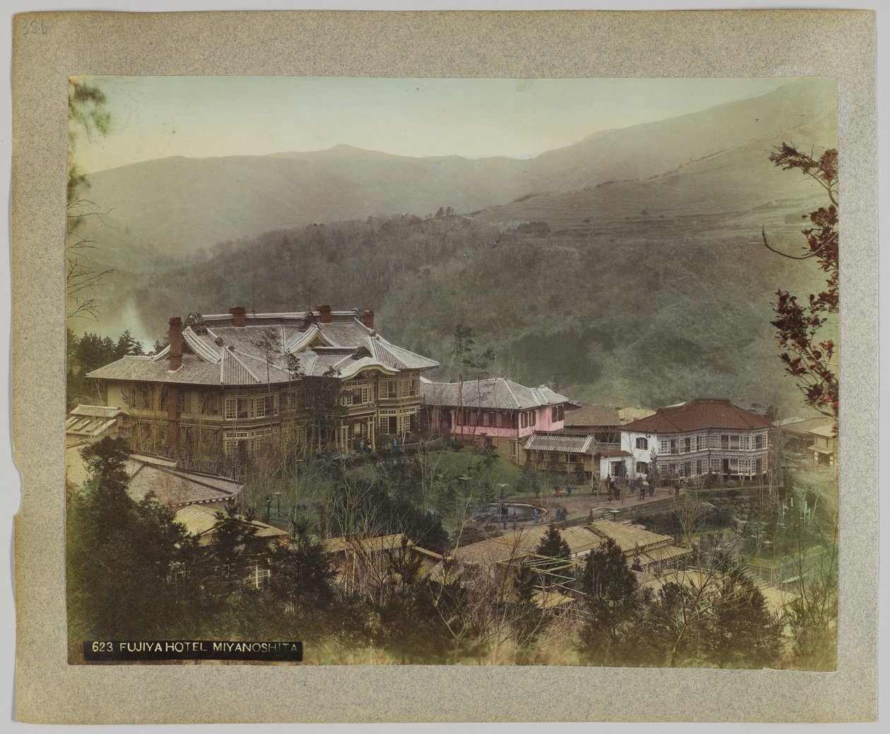 Fujiya Hotel, Miyanoshita, Hakone, Kanagawa Prefecture, Japan (håndfarget svart/hvitt-bilde) av Japanese Photographer