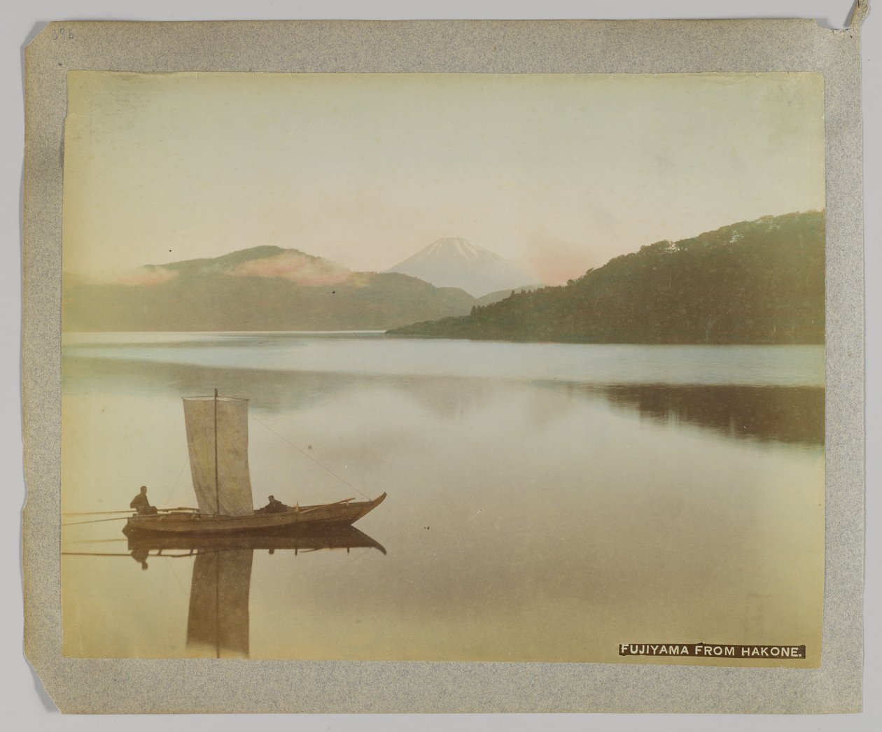 Fujiyama fra Hakone, Kanagawa Prefecture, Japan (håndfarget svart/hvitt-bilde) av Japanese Photographer