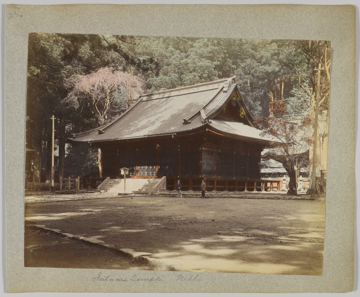 Futa-ara-tempelet, Nikko, Japan (håndfarget svart/hvitt-bilde) av Japanese Photographer