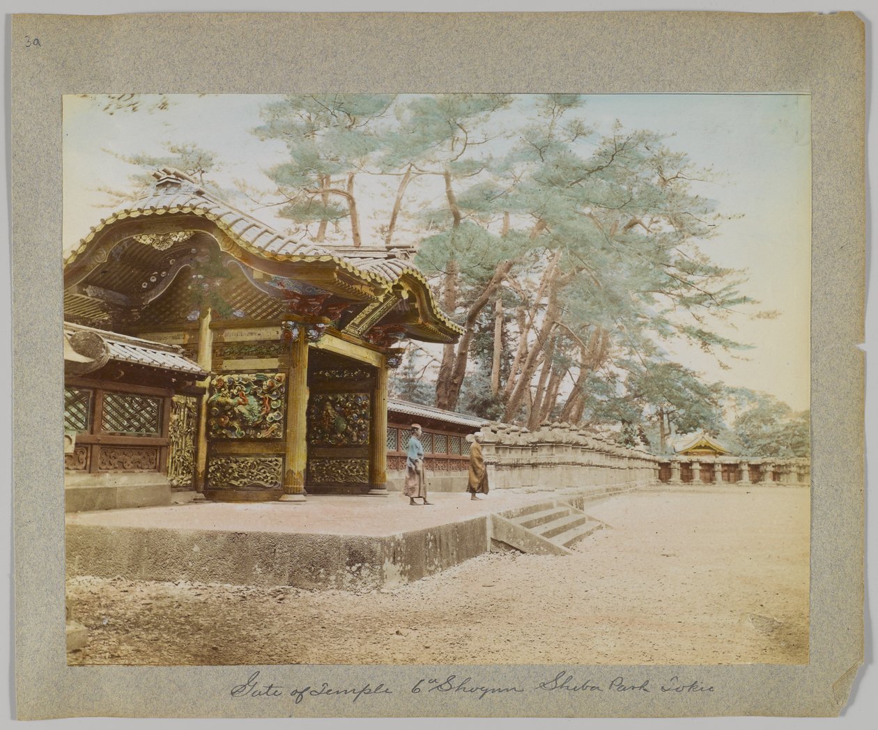 Porten til Temple of the 6th Shogun, Shiba Park, Tokyo, Japan (håndfarget svart/hvitt-bilde) av Japanese Photographer