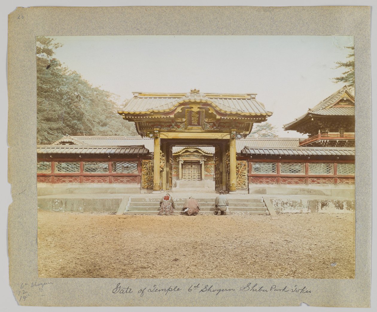 Porten til Temple of the 6th Shogun, Shiba Park, Tokyo, Japan (håndfarget svart/hvitt-bilde) av Japanese Photographer