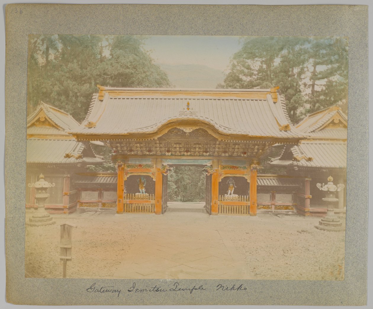 Gateway of Jemitsu Temple, Nikko, Japan (håndfarget svart/hvitt-bilde) av Japanese Photographer