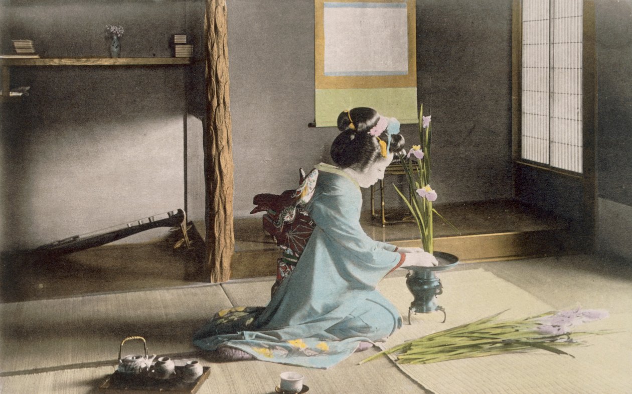 Jente som ordner blomster, 1890-tallet. av Japanese Photographer