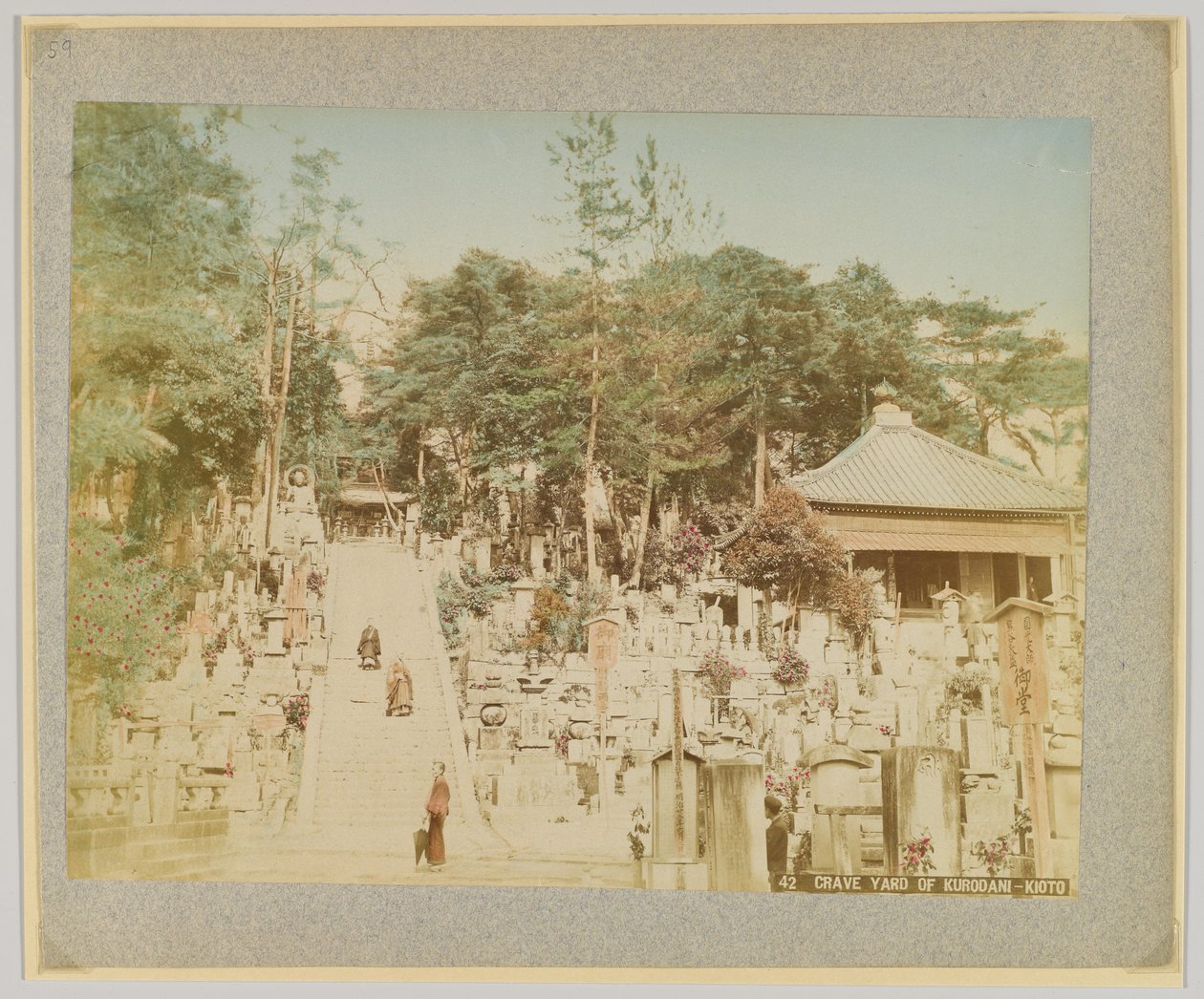 Kirkegård i Kurodani, Kyoto, Japan (håndfarget svart/hvitt-bilde) av Japanese Photographer