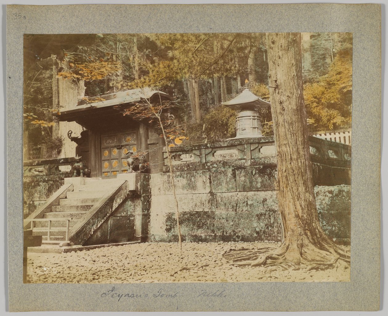 Ieyasus grav, Nikko, Japan (håndfarget svart/hvitt-bilde) av Japanese Photographer