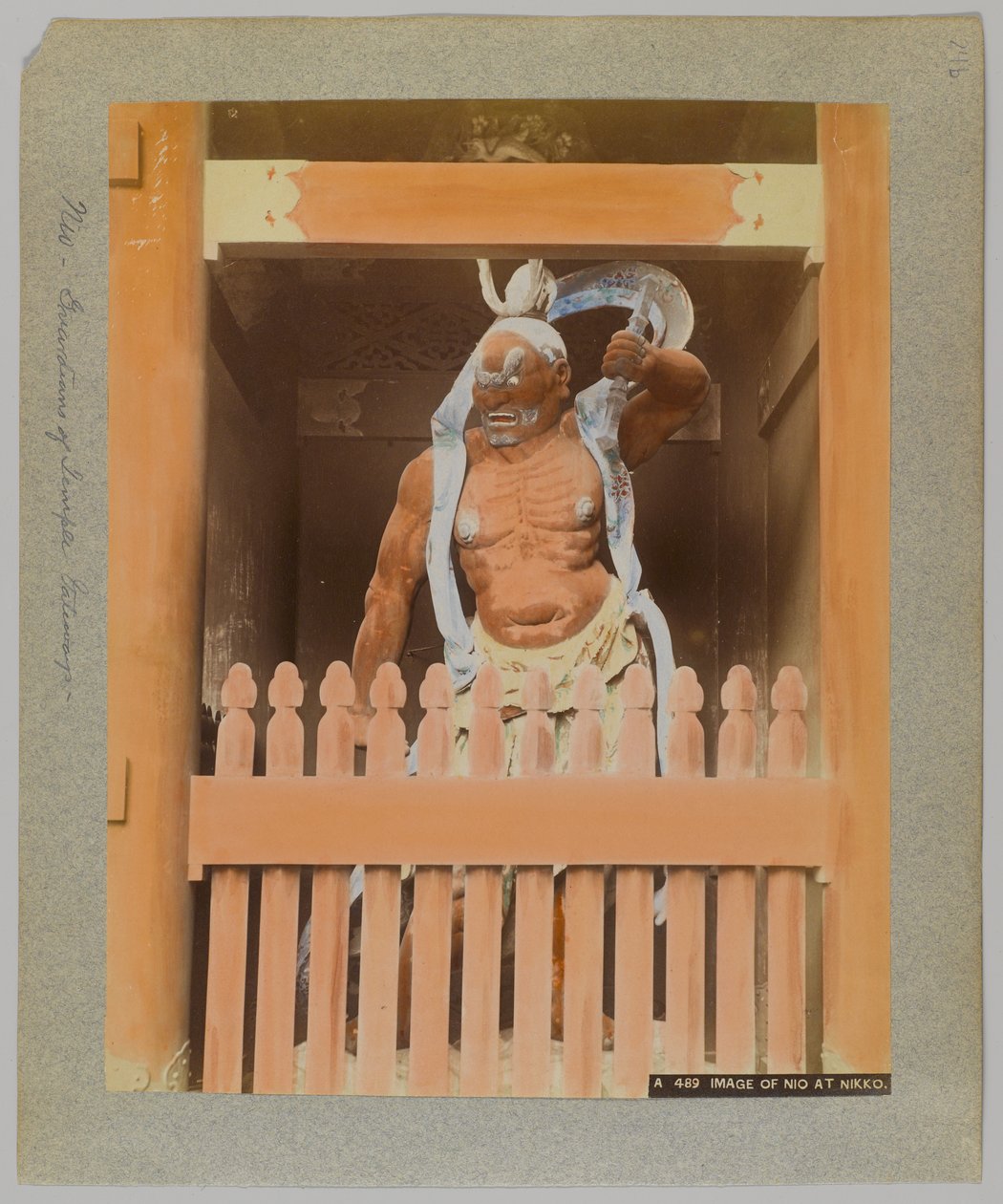 Bilde av Nio i Nikko, Japan (håndfarget svart/hvitt-bilde) av Japanese Photographer