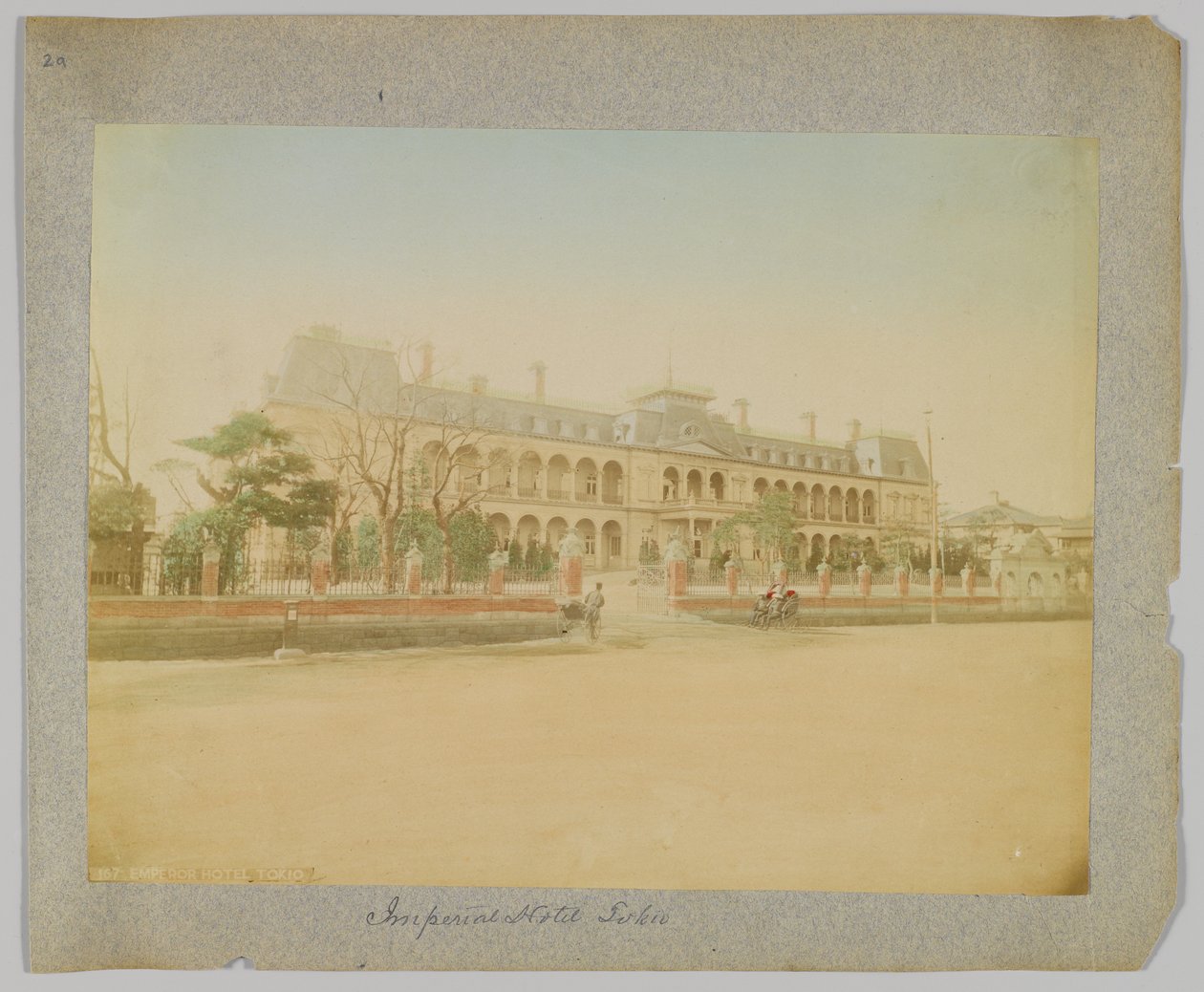 Imperial Hotel, Tokyo, Japan (håndfarget svart/hvitt-bilde) av Japanese Photographer