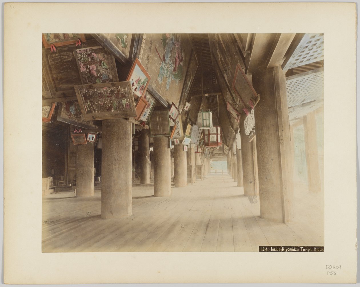 Inne i Kiyomidzu-tempelet, Kyoto, Japan (håndfarget svart/hvitt-bilde) av Japanese Photographer