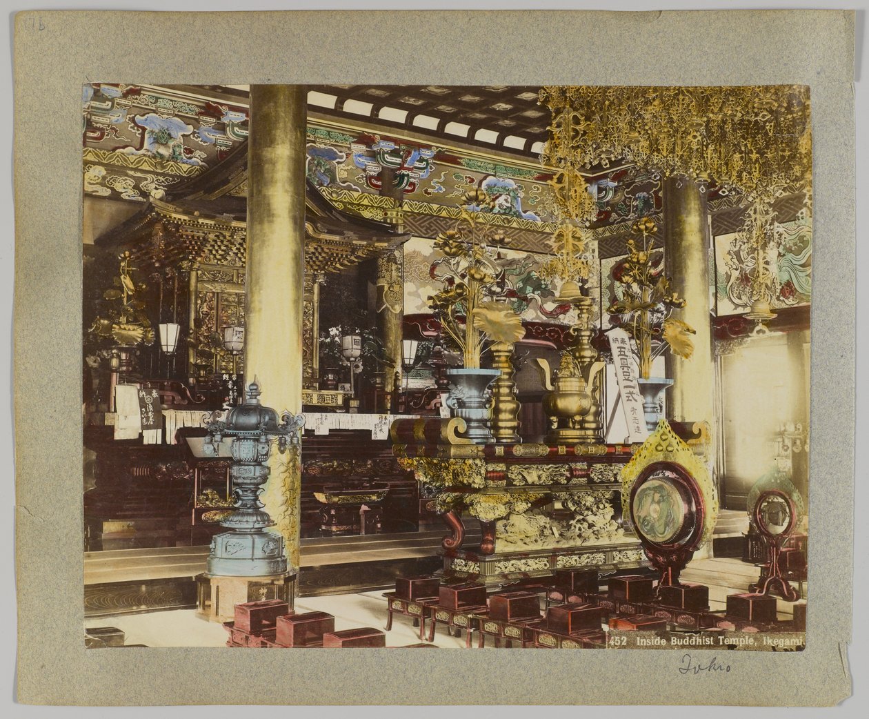 Inne i et buddhistisk tempel, Ikegami, Tokyo, Japan (håndfarget svart/hvitt-bilde) av Japanese Photographer
