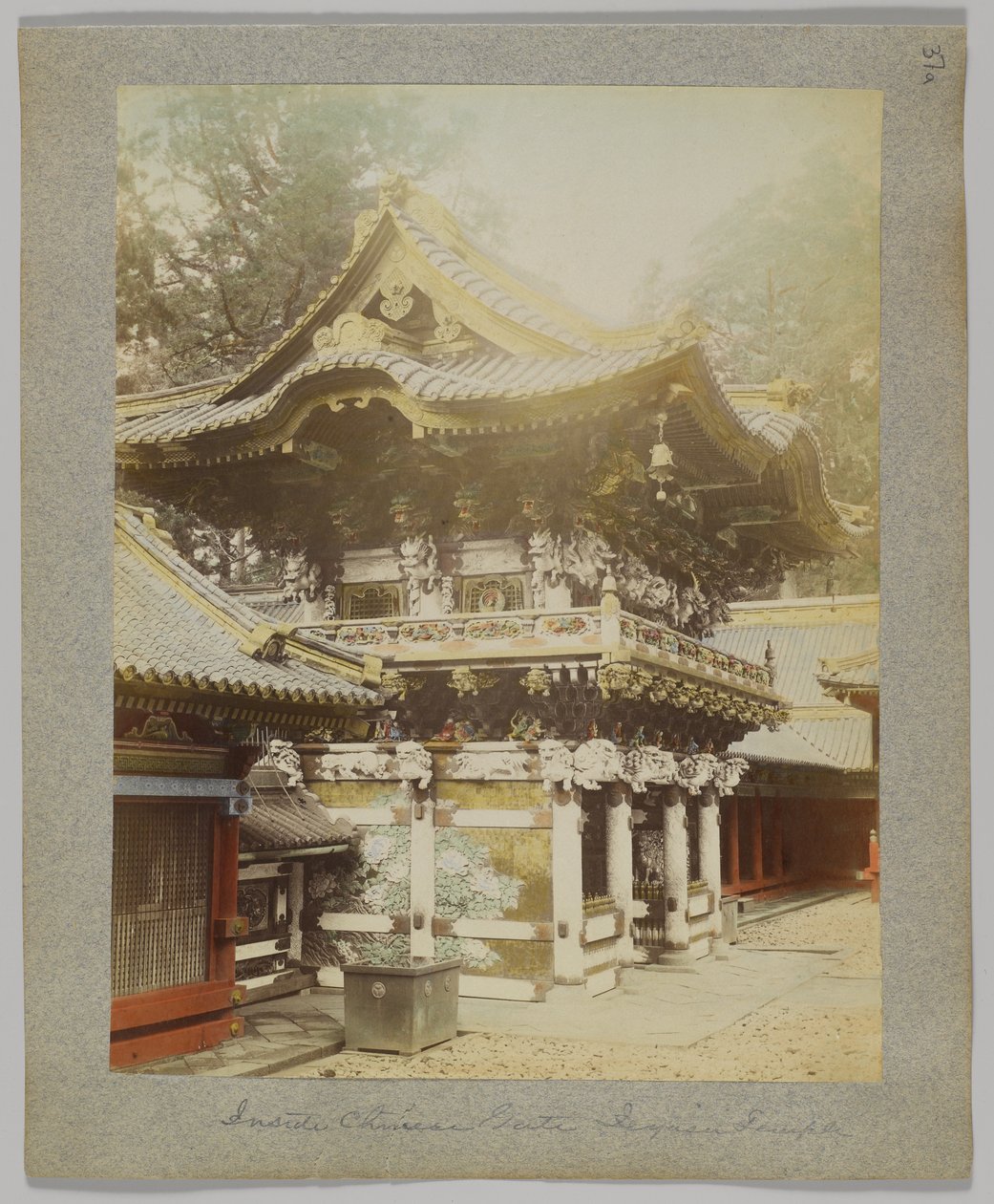 Inne i den kinesiske porten, Tōshō-gū, Nikko, Japan (håndfarget svart/hvitt-bilde) av Japanese Photographer